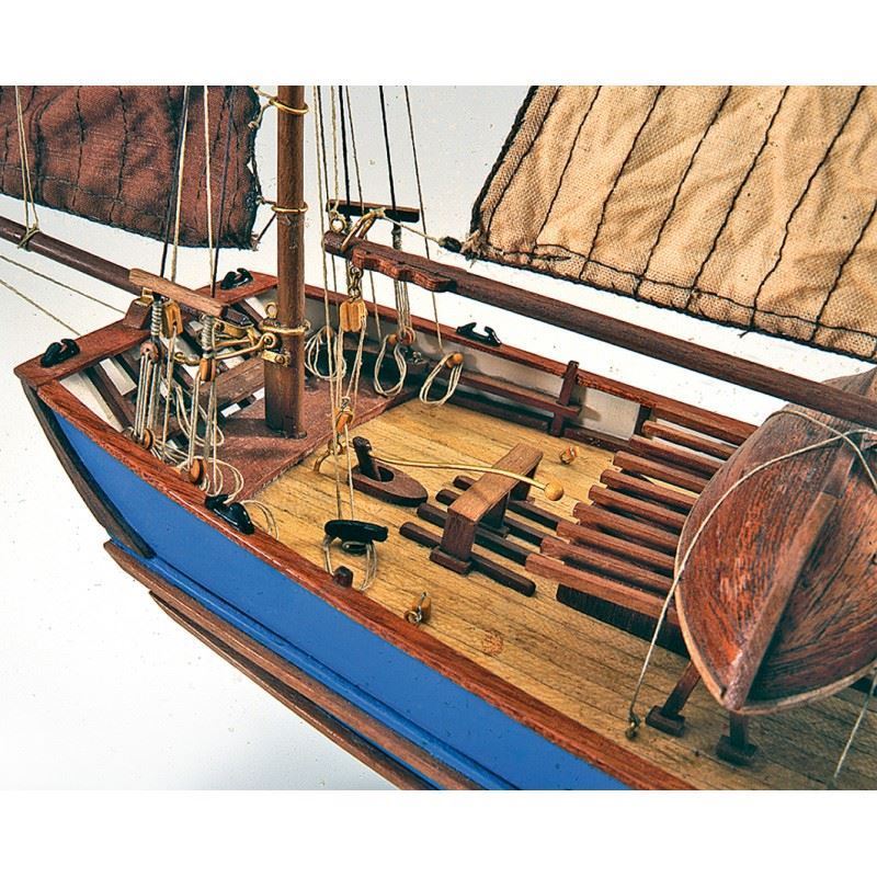 Pareja de maquetas de barcos en madera. Formada por Naví…